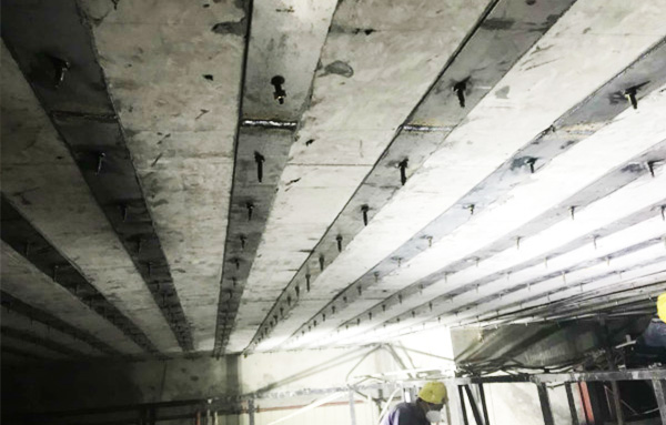 恒寶廣場(chǎng)粘貼鋼板加固工程